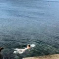 Novogodišnje kupanje u Herceg Novom: Napolju 14 stepeni, žena se skinula u kupaći, evo ko motri na nju
