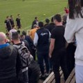 Haos u srpskom fudbalu - arbitri jedva izvukli živu glavu: Sudijska trojka krenula ka svlačionici, a tamo... (video)