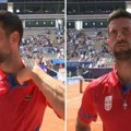 Nole stao ispred kamere, pa jednim potezom oduševio mnoge! Odmah je izvadio krstić iz majice, i to onako ponosno! Video