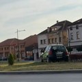 Neverovatan prizor u centru Čačka: Vozilo auto-škole parkirano i ostavljeno nasred zelene površine u kružnom toku