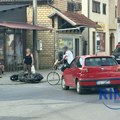 Žestok sudar motora i vozila u širem centru Čačka: Vozač dvotočkaša povređen, policija vrši uviđaj (FOTO)