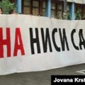 Ispred suda u Novom Sadu skup podrške studentkinji kojoj su aktivisti SNS polomili vilicu