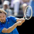 Medvedev srušio Zvereva posle drame i prošao u finale