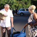 (Foto) iz rashladne torbe izvadio tortu: Radiša Urošević sa ženom domaćinski stigao na svadbu Zorice i Kemiša