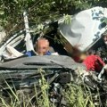 (Uznemirujuće): Vozač mrtav u smrskanom vozilu, suvozač sedi pored njega zaglavljen! Horor kod Pančeva: Automobil sleteo s…