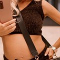 Najbogatija pevačica se nedavno razvela, sada uhvaćena sa 17 godina mlađim i mišićavim frajerom