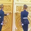Za zagonetku o tri trona, koju Putin rado priča, sada zna i kralj Malezije