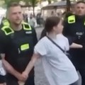 Uhapšena devojčica (14) Nemačka policija nimalo ne toleriše divljanje na protestima (VIDEO)