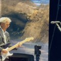 Erik Klepton prekinuo koncert nakon što je pogođen predmetom iz publike