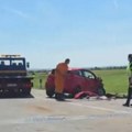 Teška nesreća kod Kovilja na auto-putu Beograd - Novi Sad: Šoferšajbna razbijena, prednji deo smrskan skroz (video)