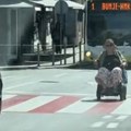 Prizor sa prometne ulice zaprepastio region! Žena u invalidskim kolicima "upala" u saobraćaj pa postala hit: "Svakako bolje…