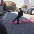Demonstranti blokirali izlaze iz kosovske skupštine i bacali pirotehniku na zgradu, traže drugo čitanje Zakona o…