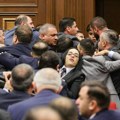 Haos u parlamentu u Jermeniji! Svađa oko novca prerasla u tuču: Predsednik skupštine isključio poslaniku mikrofon, nastala…