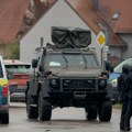 (Foto, video) Muškarac ubio državnog službenika, pa pucao u njegovu koleginicu i zabarikadirao se u kući! Talačka kriza u…