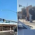 Strašan snimak pada aviona na auto-put: Letelica se zakucala u nadvožnjak, pa se srušila (video)