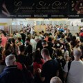 Potpuni haos na beogradskom aerodromu: Ogromne gužve, putnici preskaču kofere od kojih ne može da se prođe