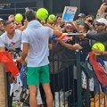 Amerikanac i Englez zbog Đokovića nose srpsku zastavu: Ludnica posle Novakovog treninga, svi žele autogram