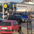 VEĆ VIĐENO-NEVEROVATNE gužve ispred LIDL-a u Leskovcu(VIDEO)