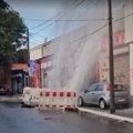 Jutarnji haos u Beogradu: Pukla vodovodna cev, gejzir nasred ulice