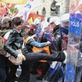 VIDEO Haos i suzavac na ulicama Istanbula: Izbili veliki neredi, demonstranti tuku policiju, kidaju im štitove