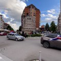 Kolona vozila sa istaknutim zastavama Srbije u Kosovskoj Mitrovici