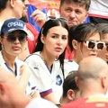(Foto) Ceca i anastasija bodre orlove na tribinama: Obukle dresove, svim srcem uz Srbiju na Evropskom prvenstvu u Nemačkoj
