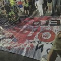 Studenti prefarbali transparent "Bolje ćaci nego naci"