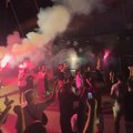 VIDEO Pogledajte kako su „grobari“ usred noći dočekali košarkaše Partizana: Bakljada i opšta fešta u Humskoj nakon osvojene…