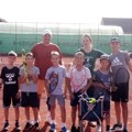 Prvi internacionalni pokazni teniski Trening u Žitištu: Deca iz Nemačke, Luksemburga i Srbije sticala osnovna znanja "belog…