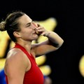 FOTO Sabalenka opet „zapalila“ društvene mreže: Objavila sliku u kupaćem, letuje u istoj zemlji gde i Đoković