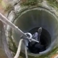 Пас спасен из бунара дубоког 20 метара! Ватрогасци емотивном фотографијом разнежили свачије срце! (видео)