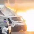 (Video) Glumili policiju, presreli kombi sa novcem, pa bacili bombu Filmska potera u Italiji: Lopovi izvadili automatske…