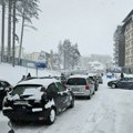 Na Zlatiboru mećava donela 20 centimetara novog snega, putari na terenu sa teškom mehanizacijom
