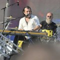 Aca Lukas započeo koncert ispred Skupštine pesmom „Ovo je Srbija“: Neverovatna atmosfera na skupu „Srbija jedna porodica“…