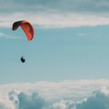 Crnogorska policija: Dve osobe prevezene u Klinički centar nakon pada paraglajdera kod Brajića