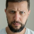 Zaboravite na „izbacivanje besa“: Ovo je, prema velikoj analizi, mnogo bolji način da se smirite