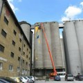 Čačanski strit-art umetnik počeo oslikavanje ogromnih silosa: Zahtevan posao nemoguć bez najvećeg krana u Srbiji