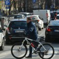 Uznemirujuća scena u Beogradu! Tinejdžeri zbog zabave mogu da izgube život, vozači obratite pažnju (video)