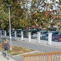 Školsko dvorište iznajmili kao parking za skup Jehovinih svedoka