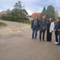 Stanovnici ulice u naselju Šumarice: „Treba da se grade auto-putevi, ali su nam potrebne i asfaltirane ulice” (VIDEO)