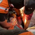 Golim rukama izvukli živu bebu iz ruševina: Jeziva scena u Gazi nakon krvavog napada: Majka i sestra devojčice poginule…