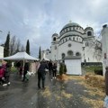 Hiljade vernika na tradicionalnom lomljenju česnice ispred Hrama Svetog Save: U njoj je bilo 33 zlatnika