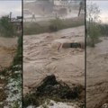 Voda nosi automobile: Poplave napravile haos u Rumuniji: Na snazi narandžasti meteoalarm (video)