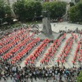 Stotine maturanata iz Kraljeva plesalo na gradskom trgu: Obučeni u crvene i bele majice pozdravili ceo grad