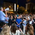 Nekoliko stotina građana se okupilo ispred Novosadskog sajma