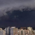 Oluja širom Srbije! Zacrnilo se u Beogradu, pada krupan grad, ulice pod vodom