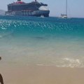 Kruzer napravio ogromne talase na grčkoj plaži, dve osobe povređene: Stvari završile u vodi, kapetan uhapšen