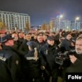 Ljudi u crnom sa kapuljačama napali građane na protestu u Beogradu na vodi