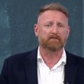 Priveden novinar Čej Bouz Rumunska policija ušla u avion po dopisnika RT