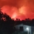 Zastrašujući prizori iz komšiluka Narandžasto nebo u sred noći, vatra pretila da proguta kuće (video)